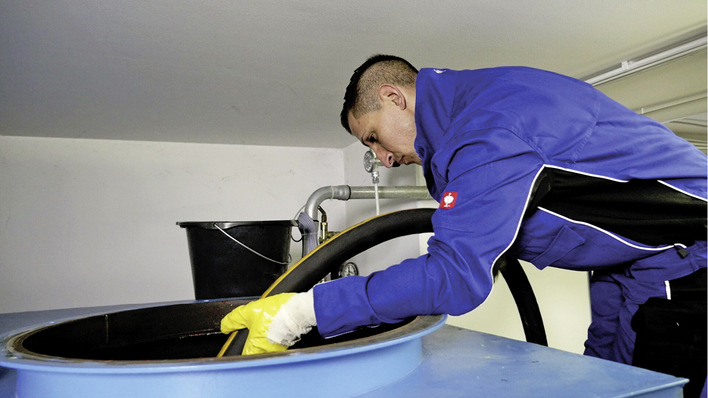 
Vor der Tankreinigung muss der Tank leer gepumpt werden. Am besten lässt man den Tank reinigen, wenn die Restmenge entsorgt werden kann.

