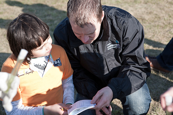 Die Watermark-Initiative unterstützt Projekte in Schulen und Gemeinden und bietet Lernprogramme über Wasser, Abwasserentsorgung und zur Hygiene.