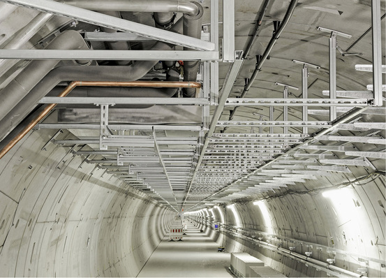 
Anspruchsvolle Schienenmontage in einem Tunnel.
