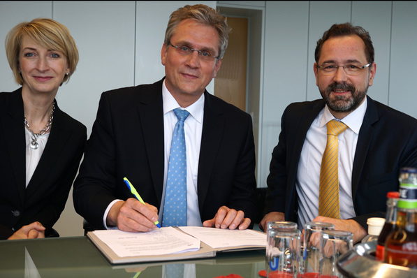 Alexandra Ernst (Kaufmännischer Vorstand des DVGW), Prof. Dr. Jürgen Schmidt und Prof. Dr. Gerald Linke bei der Unterzeichnung der Absichtserklärung zur Intensivierung der Zusammenarbeit zwischen DVGW und CSE.