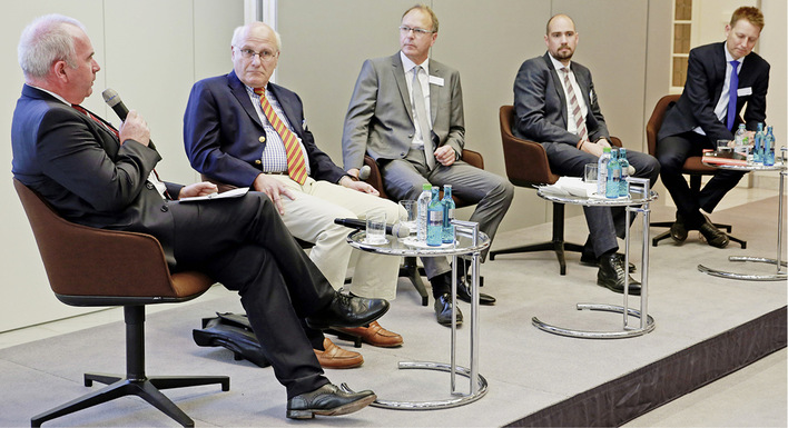 
Es sprachen (v. l.): Andreas Müller (ZVSHK), Joachim Seeger (Bundesbauministerium), Moderator Andreas Radtke, Andreas Schüring (Bundeswirtschaftsministerium), Markus Schönborn (KfW).
