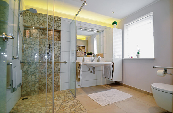 

Mitgedacht: Mit einem senkrechten Punktablauf wählten die Handwerker den geeignetsten Bereich aus, um die Entwässerung über die sich unter dem Bad befindende Küche zu ermöglichen. 





