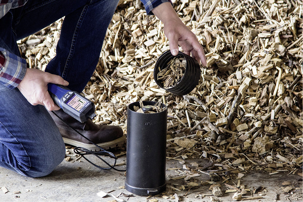 
Das Holzfeuchtemessgerät Wöhler HF 550 und die Feuchtewaage ermitteln den Feuchtewert der Probe. 



