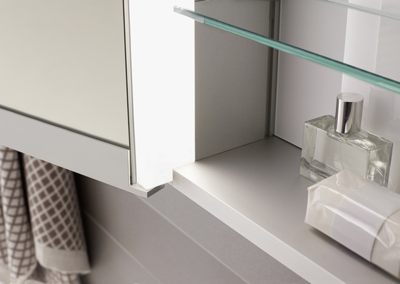 Es gibt den Spiegelschrank in den Breiten 650 mm, 800 mm, 1000 mm, 1200 mm oder 1300 mm.