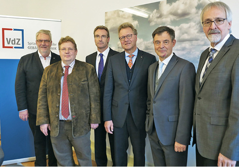 
Der neue VdZ-Vorstand (v. l.): Präsident Friedrich Budde (ZVSHK), Guido Eichel (AdK), Karlheinz Reitze (ZVEI), Dr. Michael Pietsch (DG Haustechnik), Dr. Markus Beukenberg (VDMA Pumpen + Systeme), Heinz-Eckard Beele (VDMA Armaturen).



