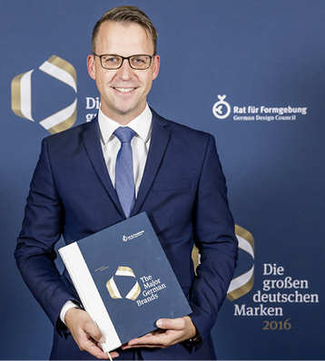 
Bette-Marketingchef Sven Rensinghoff freut sich über die Aufnahme ins Markenbuch. 



