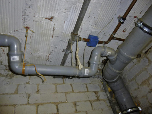 Man beachte die Sicher­heitsschnüre.