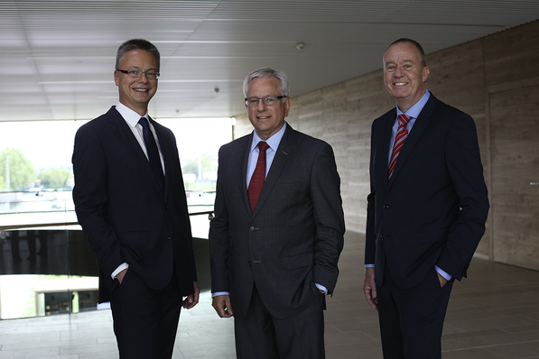 Rudolf Sonnemann (Mitte) geht in den Ruhestand, es übernehmen Dr. Nicholas Matten (rechts) und Dr. Kai Schiefelbein.
