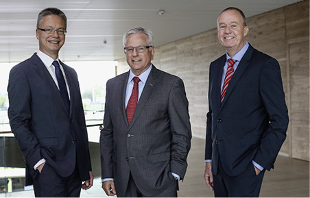 
Rudolf Sonnemann (Mitte) geht in den Ruhestand, es übernehmen Dr. Nicholas Matten (rechts) und Dr. Kai Schiefelbein.



