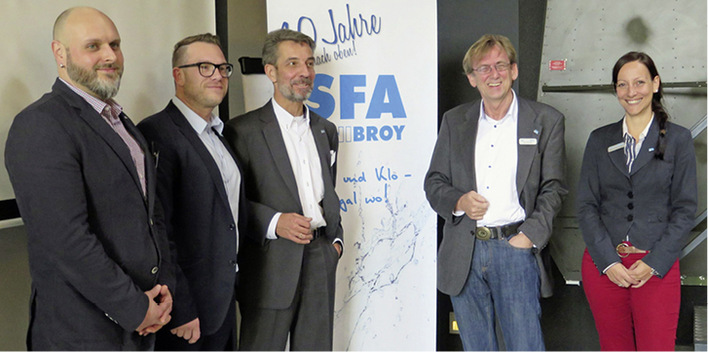 
Verkündeten eine Garantieverlängerung von drei auf nunmehr fünf Jahre für Sanibroy-Kleinhebeanlagen (v. l.): Marcus Haas (Serviceleitung), Christian Müller (Vertriebsleitung), André Plonka (Niederlassungsleiter) sowie Jörg Scheffler und Christina Martin Sanchez (beide Marketing & Neue Medien).
