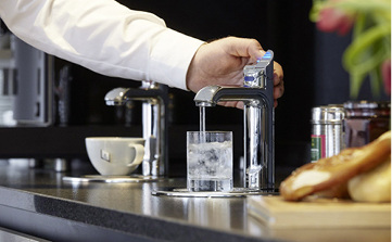 
Die Clage-Trinkwassersysteme Zip HydroTap erleichtern dem Personal im Maximilians Boutiquehotel die Arbeit.
