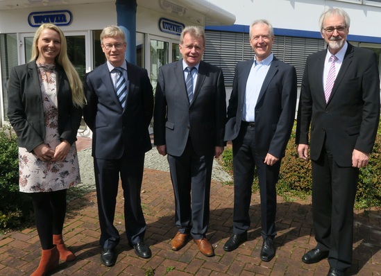 Fast 40 Teilnehmer konnte Geschäftsführer Axel Grimm (Vierter von rechts) im Rahmen der ordentlichen Mitgliederversammlung des BVF in Twist begrüßen.