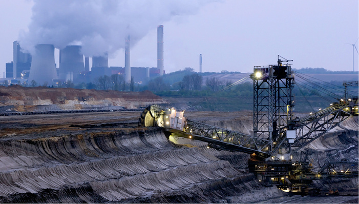 

Fernwärme macht‘s möglich: Selbst die CO

2

-Schleuder Braunkohlekraftwerk wartet mit einem Primärenergiefaktor von 0,7 auf.





