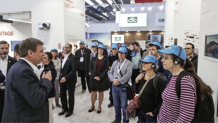 

Erstmals hat die SBZ zur ISH geführte Rundgänge veranstaltet. Markantes Erkennungszeichen: Die Teilnehmer trugen blaue SBZ-Mützen.

