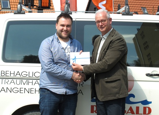 Gerald Wesemann, Regionalverkaufsleiter Nord/Ost, übergibt den Erlebnis-Gutschein an Marcus Kißner (re.)