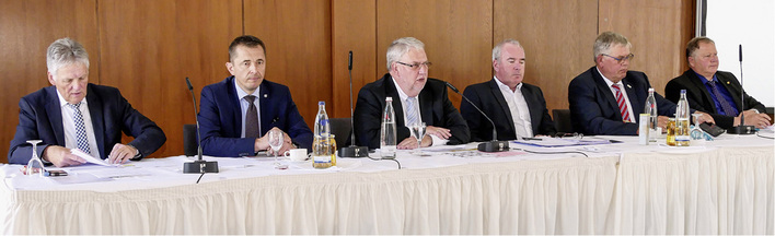 
Der ZVSHK-Vorstand will Branchenentwicklungen frühzeitig erkennen und mitgestalten (v.l.): Fritz Schellhorn, Vize Michael Hilpert, Präsident Friedrich Budde, Hauptgeschäftsführer Andreas Müller, Norbert Borgmann sowie Joachim Butz.



