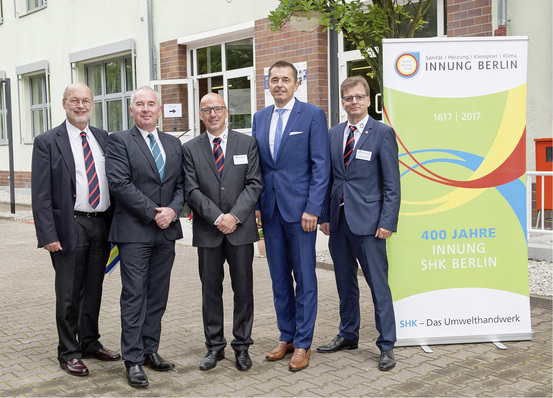 





Stolz auf 400 Jahre Innung SHK Berlin (v.l.): Dr. Klaus Rinkenburger (Geschäftsführer Innung SHK Berlin), Andreas Müller (Geschäftsführer ZVSHK), Andreas Schuh (Obermeister Innung SHK Berlin), Michael Hilpert (Vizepräsident ZVSHK) und Andreas Koch-Martin (Leiter des Ausbildungszentrums).

