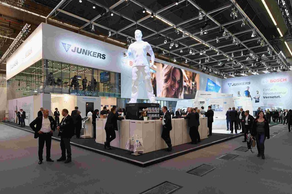 Schon auf der Weltleitmesse ISH im März sorgt die von Weitem sichtbare Installateurs-Statue für Aufsehen.