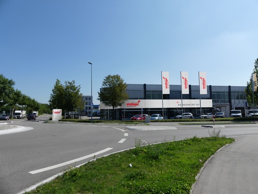 Der neue Standort in Gersthofen ist gut mit öffentlichen Verkehrsmitteln und mit dem Pkw über die Autobahn A 8 zu erreichen.