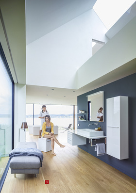 
Der hohe Raum mit Galerie erfährt dank der dunkelblauen Wand im Erdgeschoss eine „Erdung“ und wird so bewusst optisch geteilt.



