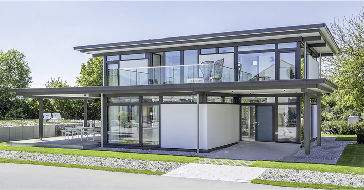 



Dicke Wände und kleine Fenster im KfW-Effizienzhaus 40 Plus? Die Architektur des eHome-Pilotprojektes von Huf Haus beweist das Gegenteil mit einer besonders offenen Bauweise und großzügigen Glasfronten.
