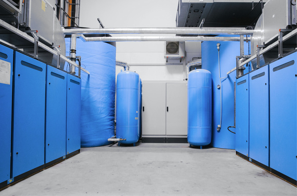 

Doppelt hält besser: Gleich zwei Blockheizkraftwerke und zwei 10 000-l-Pufferspeicher stellen die Strom- und Wärmeversorgung bei KTB sicher. 





