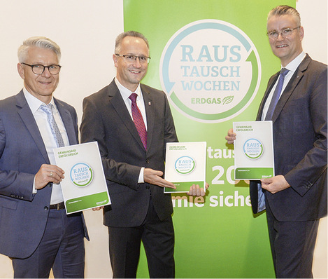 
Dr. Constantin H. Alsheimer, Mainova (r.), übergibt im Hessischen Landtag den Ergebnisbericht der Raustauschwochen an die Abgeordneten Dirk Landau (l.) und Heiko Kasseckert (M.). 



