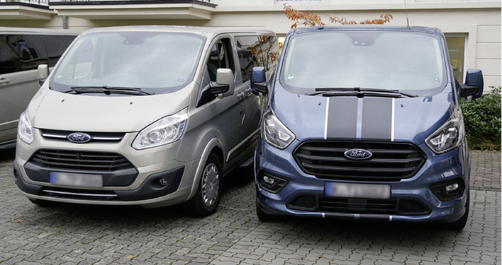 
Der Ford Custom zeigt sich 2018 gegenüber seinem Vorgänger (links) mit großem Grill zwischen den Scheinwerfern.



