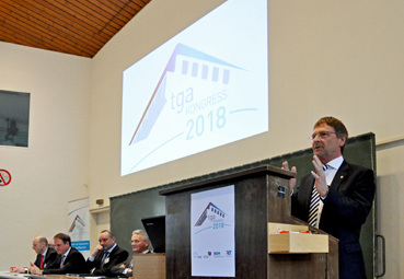 Günther Mertz, Geschäftsführer von BTGA, FGK und RLT-Herstellerverband sowie Initiator des TGA-Kongresses begrüßt Teilnehmer und Referenten.