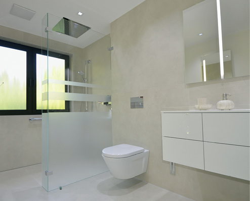 





Die Glasabtrennung mit dem Siebdruck ist optisch hübsch und dient einigen praktischen Zwecken.

