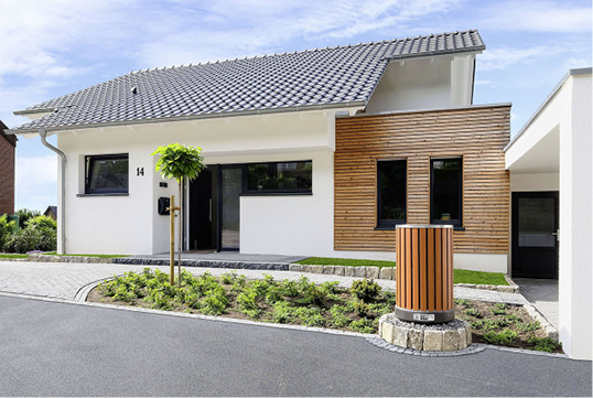 
Das Außenmodul der Remko-Wärmepumpe ArtStyle korrespondiert durch die Ausführung Camura mit der Fassadengestaltung des Hauses.



