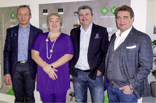 
Von links: Georg Goldbach (Geschäftsführer Klimasysteme Deutschland), Kristine Egger (Inhaberfamilie), Heiko Folgmann (Mitglied der Geschäftsführung) und Karl Egger (Inhaberfamilie).



