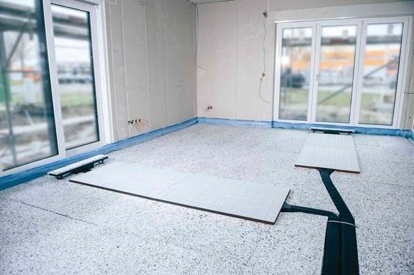 Die Bodenpaneele dienen als Nachheizregister und ermöglichen so eine hohe Behaglichkeit bei kurzen Reaktionszeiten.