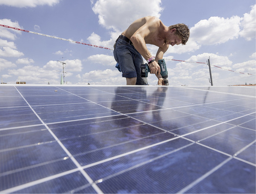 

Das sieht zünftig aus, ist aber mehr als ein kleiner Fauxpas. Arbeiten mit freiem Oberkörper und ohne Kopfbedeckung in praller Sonne sind gesundheitsgefährdend.





