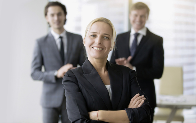 



Steigt die Ehefrau des Inhabers in die Firma ein, muss ihre Rolle klar geregelt sein.
