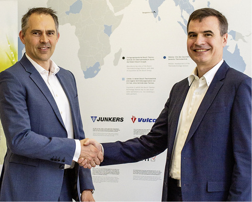 
Oliver Koukal (Bosch Thermotechnik) und Alberto Ravagni (Solidpower) besiegeln die Kooperation.



