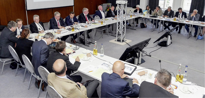 
Frühjahrstreff: Repräsentanten des ZVSHK sowie seiner 17 Landesverbände berieten in der Mitgliederversammlung am 6. Juni 2018 etliche Themen.



