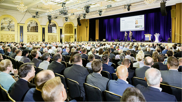 



Mehrere Hundert Teilnehmer besuchten bereits die Eröffnungsveranstaltung der Jahres-Hauptversammlung der SHK AG in Berlin.
