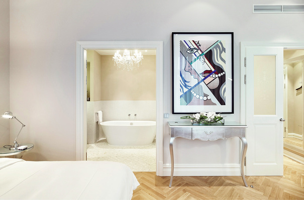 
Bei der Gestaltung und Ausstattung hat das Hotelbad eindeutig die Nase vorn. Kein Wunder: Das Badezimmer ist ein maßgeblicher Faktor für die Aufenthaltsqualität und Zufriedenheit des Hotelgastes.



