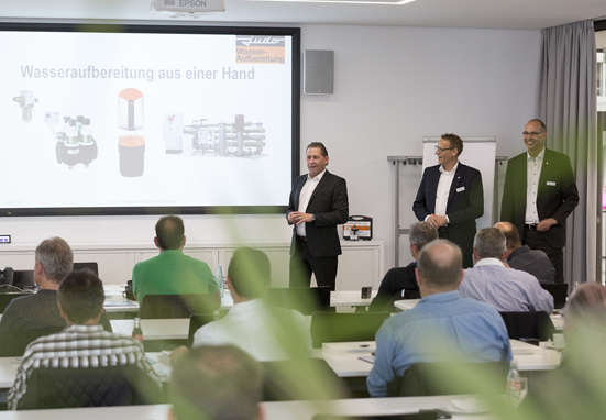 Von links nach rechts: Claus Sperber, Schulungsleiter der JUDO Wasseraufbereitung GmbH, Oliver Weckerle, Trainer Schulungsabteilung bei der GRUNDFOS GmbH und Manfred Erk, Seminarleiter bei REHAU AG + Co.