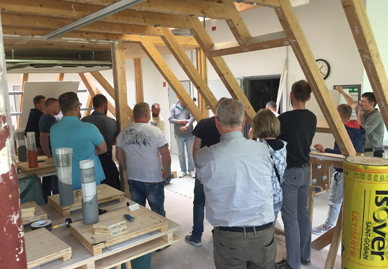 Im Rahmen von Tagesseminaren oder ein¬zelnen Modulseminaren mit individuell zusammengestelltem “Stundenplan“ bietet die Isover Akademie Dämmstoffwissen, das sich im Kundengespräch und auf der Bau¬stelle bezahlt macht.