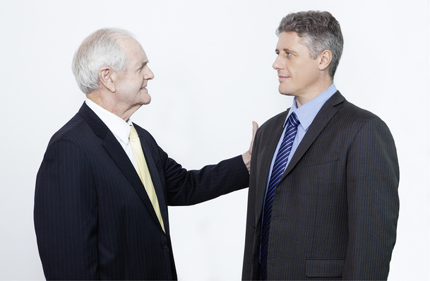 
Steht die Übergabe des eigenen Betriebs an, liegt es nahe, einen Nachfolger aus den eigenen Reihen zu wählen, weil man schon lange zusammenarbeitet und sich gut kennt. Genau dies kann aber auch zu Problemen führen.



