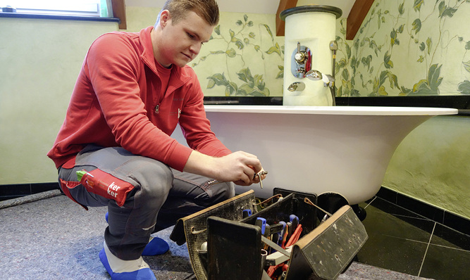 





Fördern und fordern: Damit Azubis wertvolle Mitarbeiter werden, müssen sie von Anfang an richtig in die Abläufe mit eingebunden werden.

