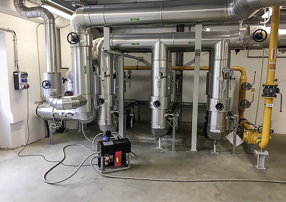 



Das Nahwärmenetz mit einer Heizleistung von 2700 kW versorgt rund 60 Haushalte, mehrere Liegenschaften und Gewerbebetriebe mit Wärmeenergie. Zur Füllwasseraufbereitung ohne Betriebsunterbrechung wurde das mobile Gerät permaLine ins Heizsystem eingebunden.
