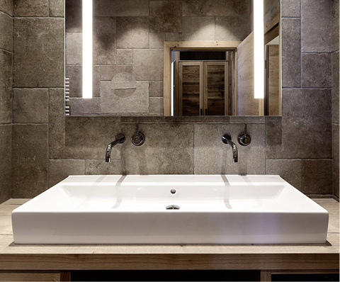 
Waschtische der Villeroy & Boch-Kollektion Memento zieren die Bäder in der Kaiserlodge.



