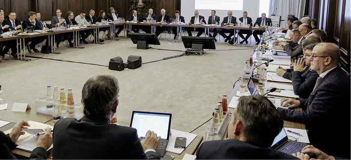 
Zu den bedeutendsten Punkten der ZVSHK-Mitgliederversammlung zählte am 25. Oktober 2018 in München die Neubesetzung wichtiger Ehrenämter.



