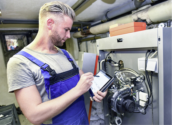 



Mit der Softwarelösung Mosaik von Moser können Kundendienstmitarbeiter den Arbeitszettel vor Ort auf einem Tablet ausfüllen.
