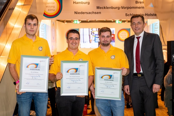 Präsident Hilpert mit den 3 Erstplatzierten.