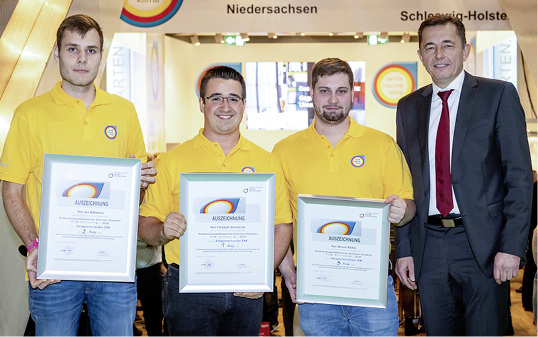 



ZVSHK-Präsident Michael Hilpert bei der Siegerehrung des Praktischen Leistungswettbewerbs zur GET Nord mit dem Sieger Christoph Steinbacher (2.v.l.) sowie den Zweit- und Drittplatzierten Jan Rathmann (links) und Manuel Bürkin (2.v.r.). 
