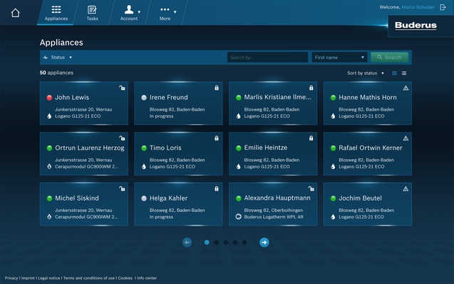 Auf der Übersichtsseite des Buderus Control Center ConnectPRO sind alle angeschlossenen Kundenanlagen zu sehen. Grün bedeutet “alles ok“, rot verweist auf eine Störung. Jetzt können auch Wärmepumpen auf das Portal aufgeschaltet werden.
